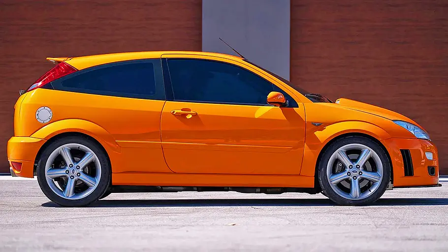 Ford Focus MK1 mit V8 Der Ford Focus MK1 mit V8 stehend seitlich.