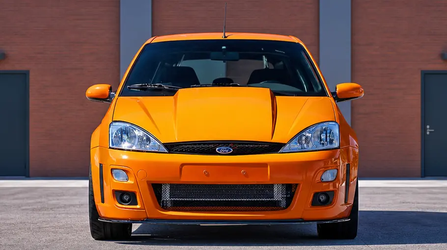 Ford Focus MK1 mit V8 Der Ford Focus MK1 mit V8 stehend von vorne.