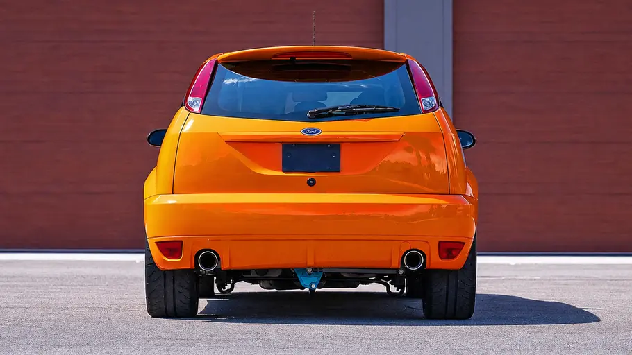 Ford Focus MK1 mit V8 Der Ford Focus MK1 mit V8 stehend von hinten.