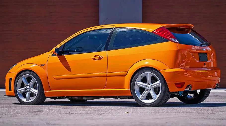 Ford Focus MK1 mit V8 Der Ford Focus MK1 mit V8 stehend von schräg hinten.