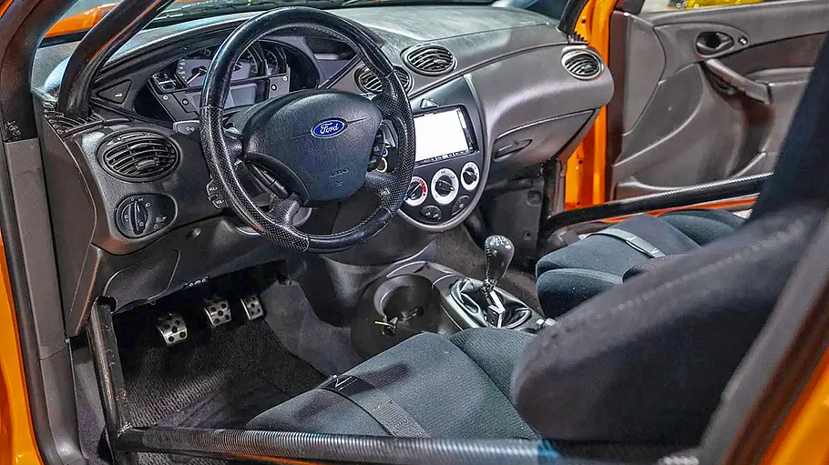 Ford Focus MK1 mit V8 Das Cockpit des Ford Focus MK1 mit V8.