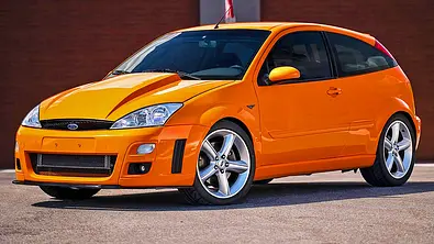 Der Ford Focus MK1 mit V8 stehend von schräg vorne. - Foto: Bring a Trailer