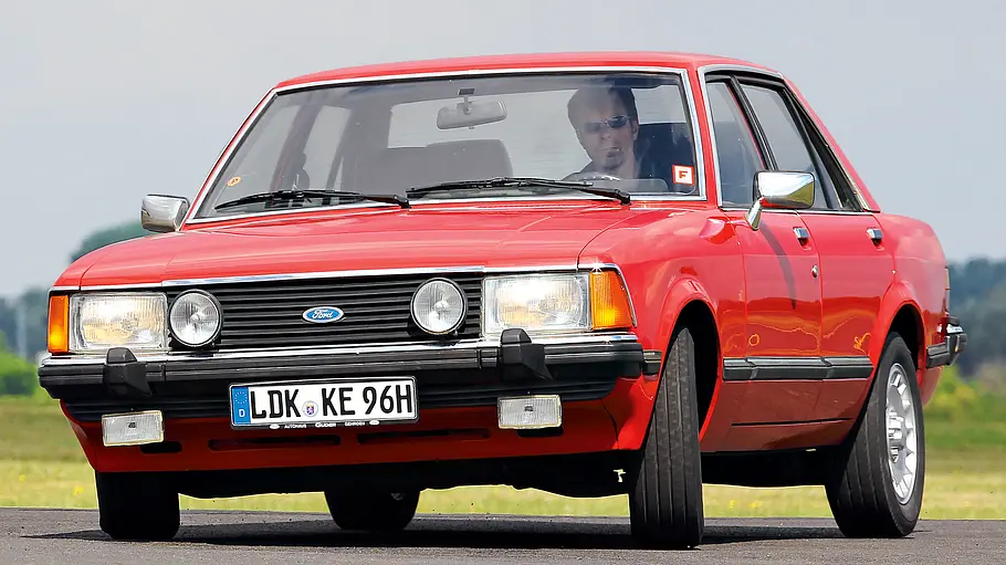 Ford Granada 2.8 GLS Ford Granada 2.8 GLS fahrend von schräg vorne fotografiert.
