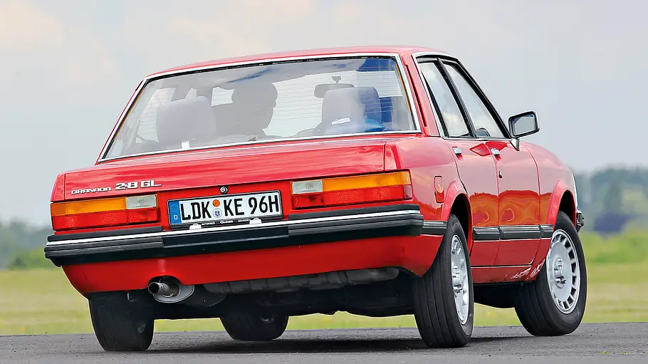 Ford Granada 2.8 GLS Ford Granada 2.8 GLS fahrend von schräg hinten fotografiert.