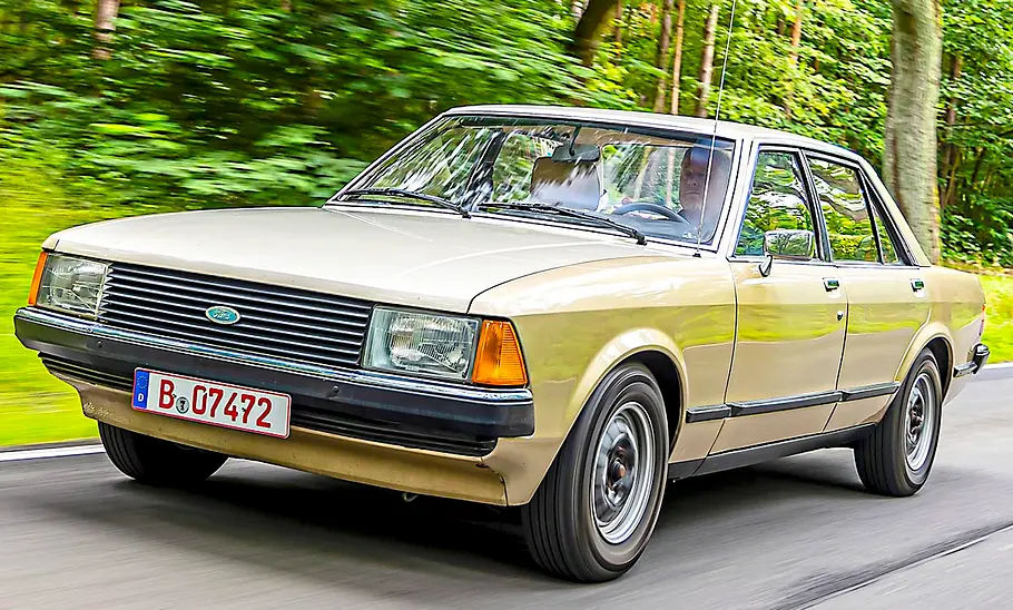 Der Ford Granada II 2.3 L fahrend auf einer Straße.