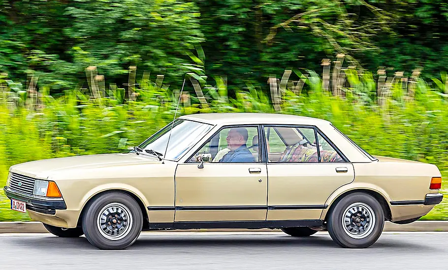Ford Granada II 2.3 L Der Ford Granada II 2.3 L fahrend in der Seitenansicht.