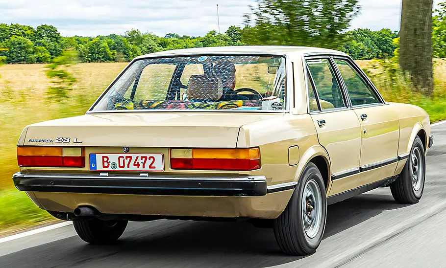 Ford Granada II 2.3 L Der Ford Granada II 2.3 L fahrend in der Heckansicht.