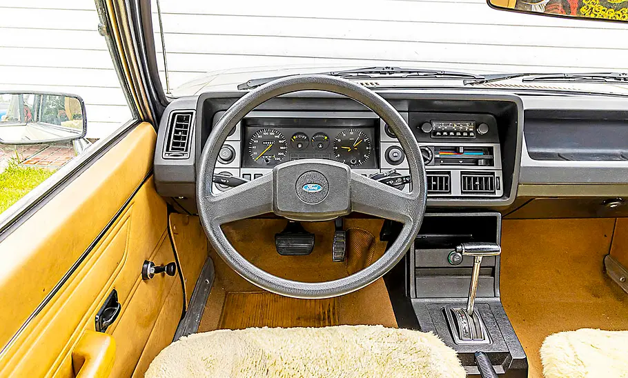 Ford Granada II 2.3 L Der Fahrersitz des Ford Granada II 2.3 L.