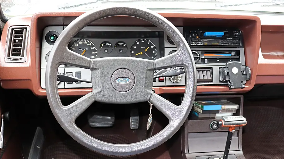 Das Cockpit des Ford Granada II. 