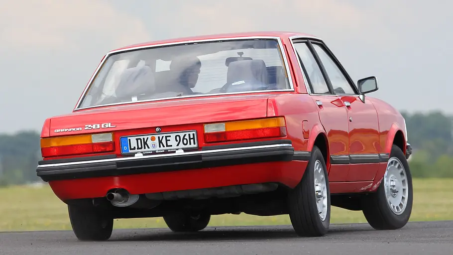 Der Ford Granada II fahrend von hinten.