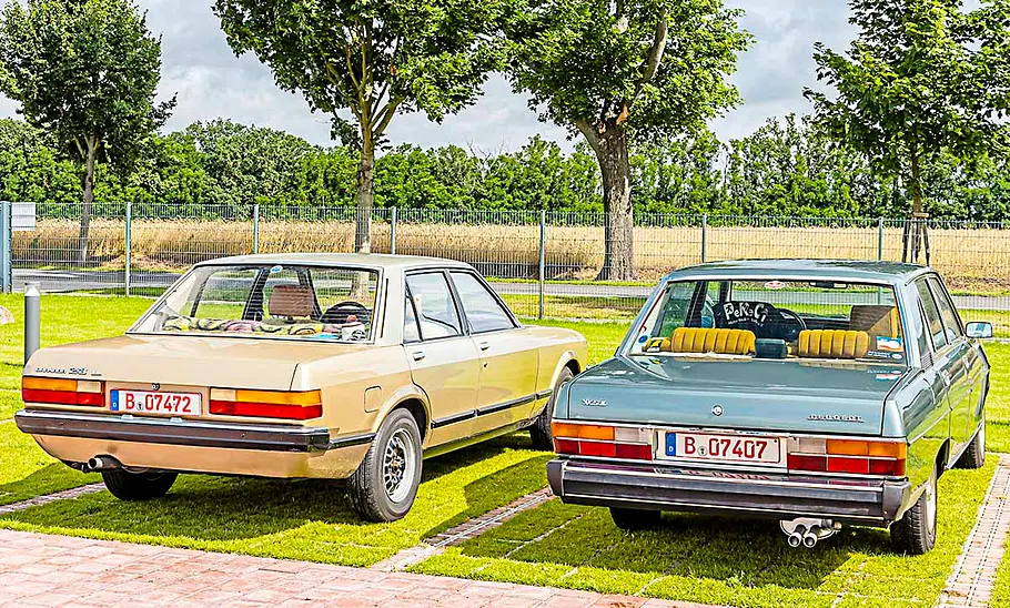 Ford Granada II 2.3 L/Peugeot 604 SL Der Ford Granada II 2.3 L und der Peugeot 604 SL parkend nebeneinander in der Heckansicht.