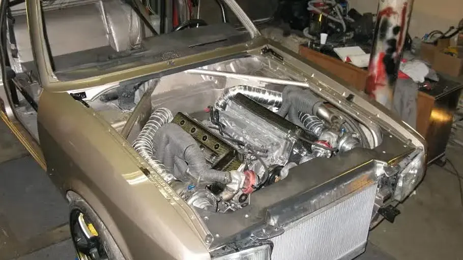 Ford Granada mit Motor von Koenigsegg CCX, fotografiert von schräg oben.