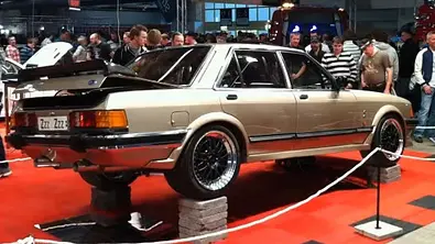 Ford Granada mit Motor von Koenigsegg CCX, fotografiert von schräg hinten. - Foto: ZZZ...ZZZ via www.corsasport.co.uk