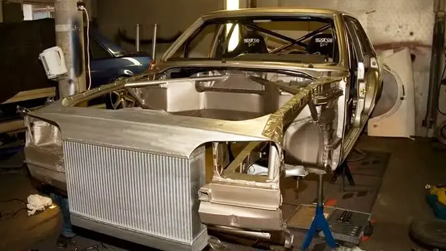 Ford Granada mit Motor von Koenigsegg CCX im Rohbau, fotografiert von schräg vorne.