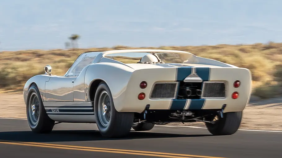 Ford GT40 Roadster Der Ford GT40 Roadster fahrend von schräg hinten.