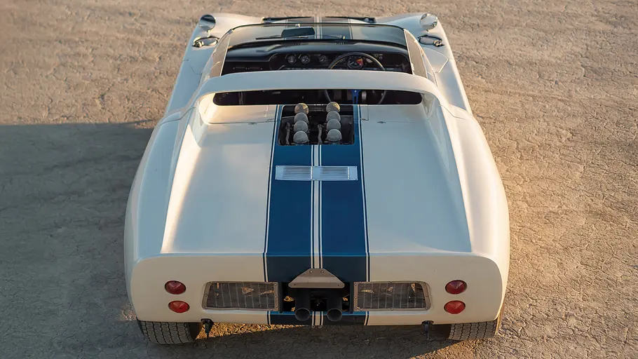 Ford GT40 Roadster Der Ford GT40 Roadster stehend von hinten.