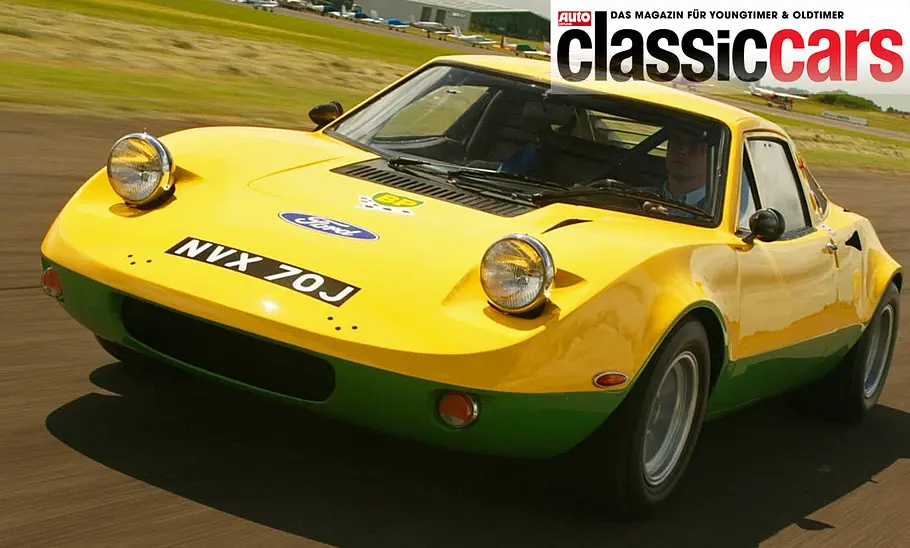 Ford GT70 Der Ford GT70 fahrend von schräg vorne.