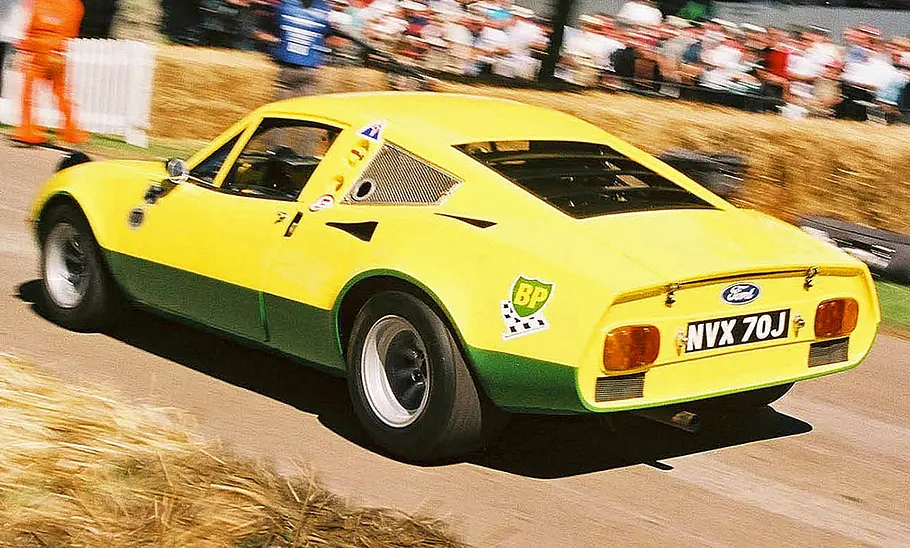 Der Ford GT70 fahrend von schräg hinten.