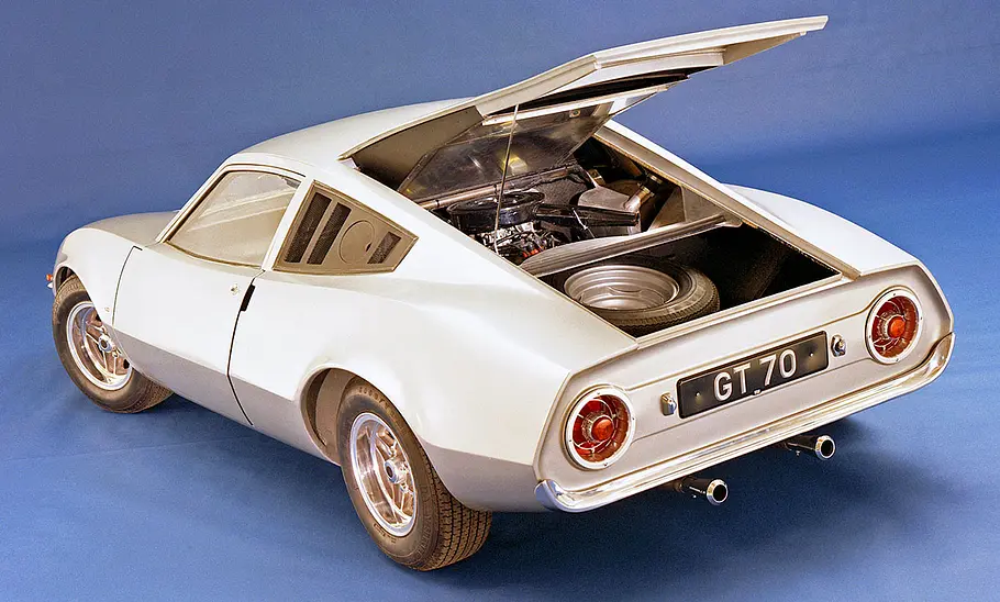 Ford GT70 Der Ford GT70 stehend von schräg hinten.