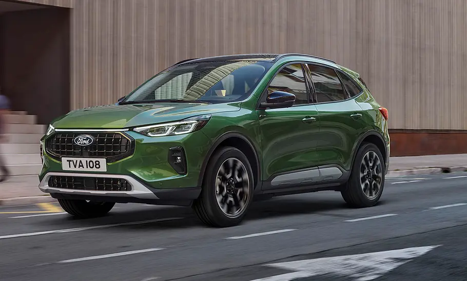 Der Ford Kuga fahrend auf einer Straße.