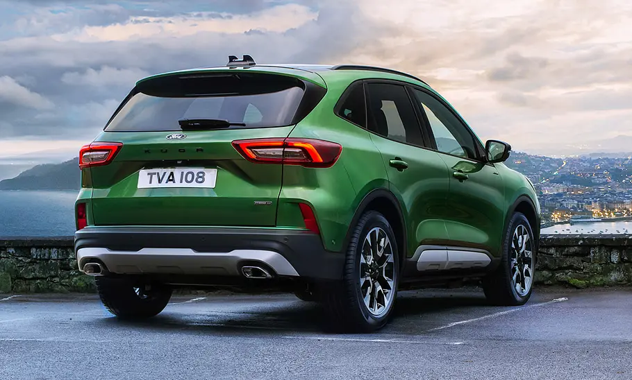 Das Ford Kuga Facelift (2024), statisch von hinten rechts fotografiert.
