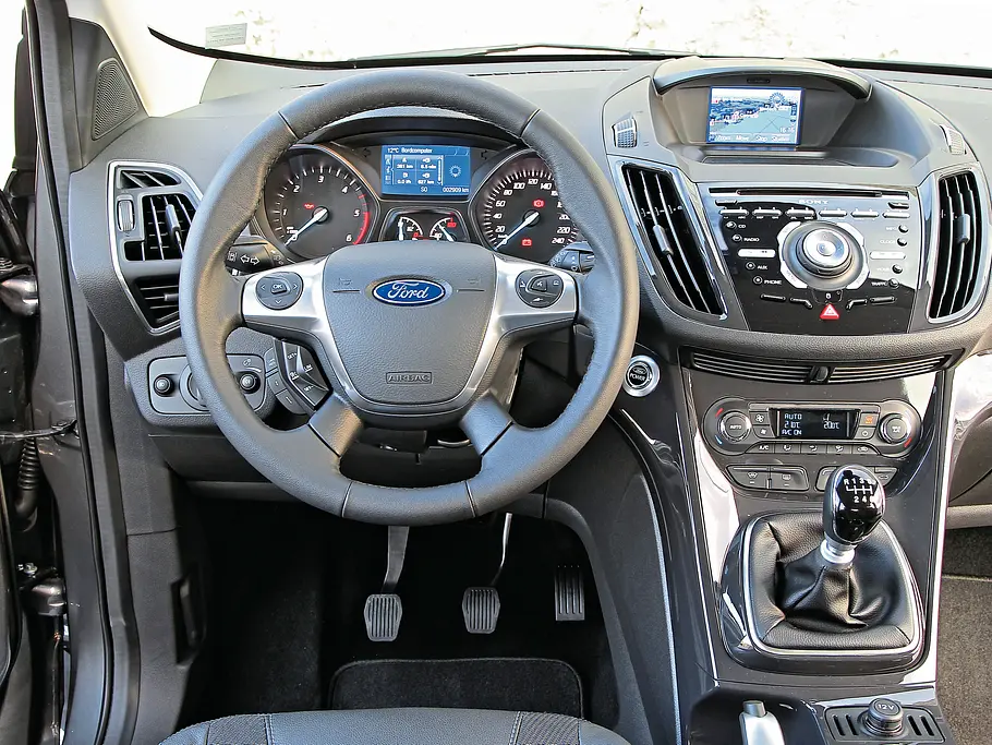 Markenvergleich: Ford Kuga vs. Opel Mokka Ford Kuga Vergleich Bilder technische Daten Cockpit