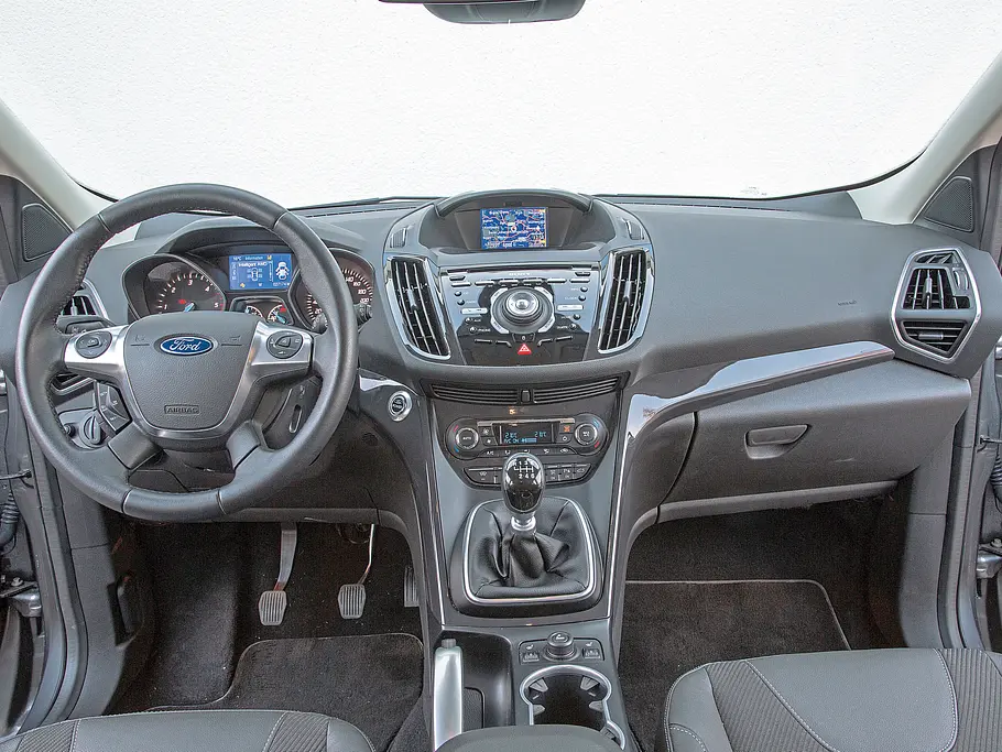 Ford Kuga 2.0 TDCi 4x4 Kompakt-SUV Vergleich Bilder technische Daten Cockpit