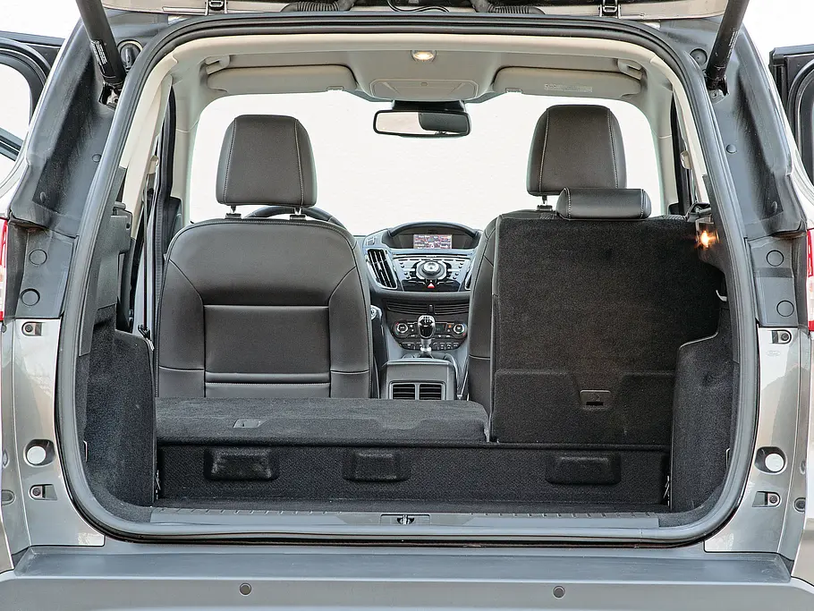 Ford Kuga 2.0 TDCi 4x4 Kompakt-SUV Vergleich Bilder technische Daten Laderaum
