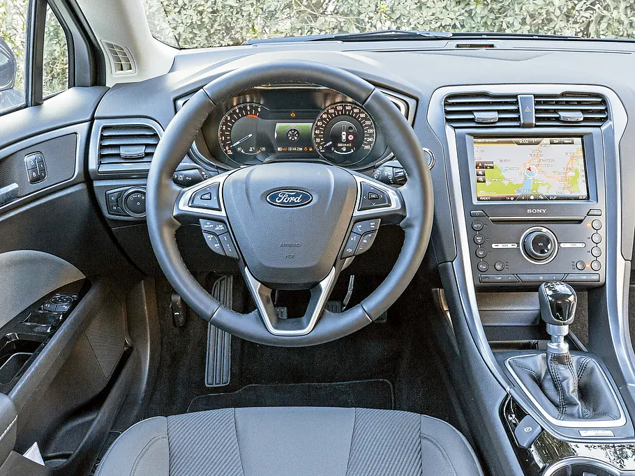 Ford Mondeo Turnier 2.0 TDCi Kombi Vergleich Test Cockpit