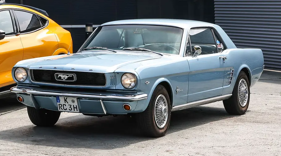 Ford Mustang statisch von schräg vorne fotografiert. 
