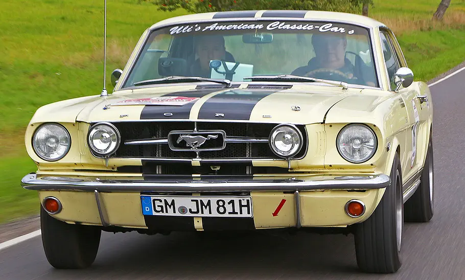 Der Ford Mustang GT fahrend von vorne