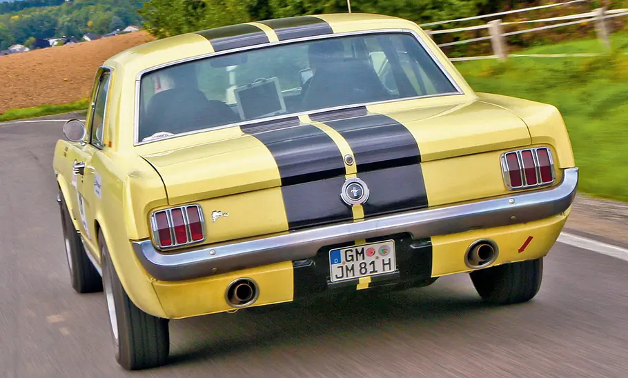 Der Ford Mustang GT fahrend von hinten