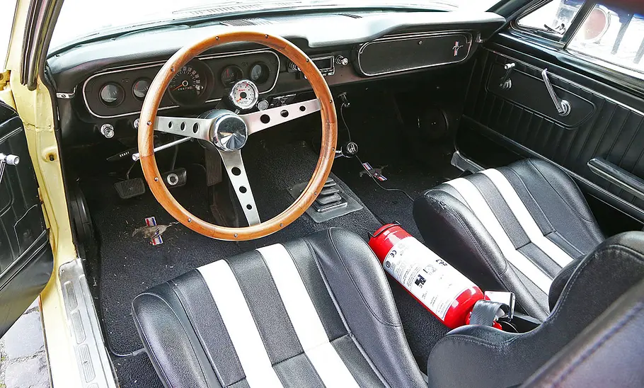 Das Cockpit des Ford Mustang GT