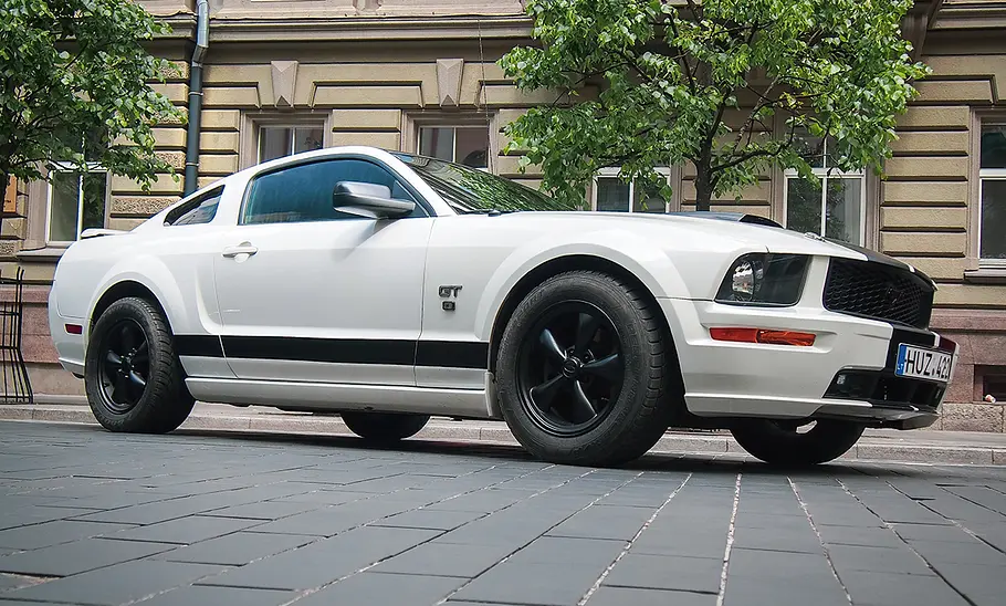 Der Ford Mustang stehend auf einer Straße.