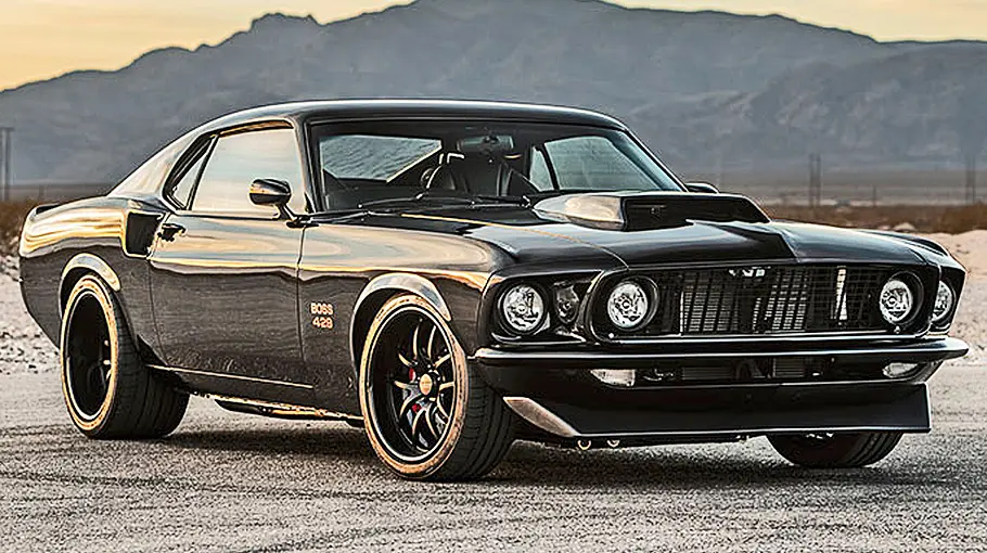 Ford Mustang Boss 429 Classic Recreations Ford Mustang Boss 429 Classic Recreations mit Gebirge im Hintergrund, fotografiert von schräg vorne.