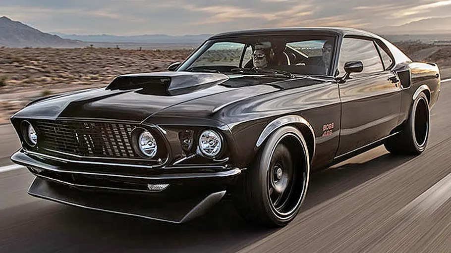 Ford Mustang Boss 429 Classic Recreations Ford Mustang Boss 429 Classic Recreations fahrend von schräg vorne links.