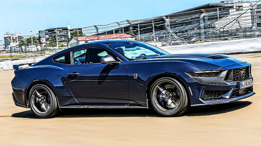 Blick von der Seite auf den fahrenden Ford Mustang Dark Horse.