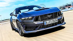 Blick von vorne auf den fahrenden Ford Mustang Dark Horse. - Foto: Daniela Loof Blick von vorne auf den fahrenden Ford Mustang Dark Horse. - Foto: Daniela Loof