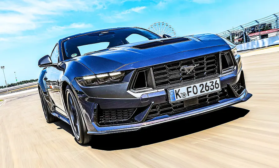 Blick von vorne auf den fahrenden Ford Mustang Dark Horse.