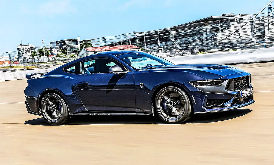 Blick von der Seite auf den fahrenden Ford Mustang Dark Horse.