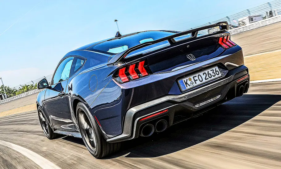 Blick von schräg hinten auf den fahrenden Ford Mustang Dark Horse.