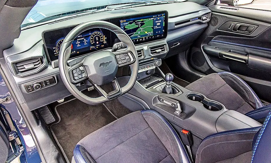 Blick auf die Armaturen im Innenraum des Ford Mustang Dark Horse.