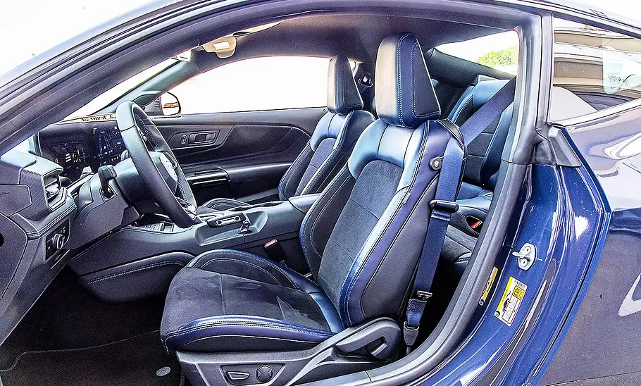 Blick auf die Vordersitze im Innenraum des Ford Mustang Dark Horse.