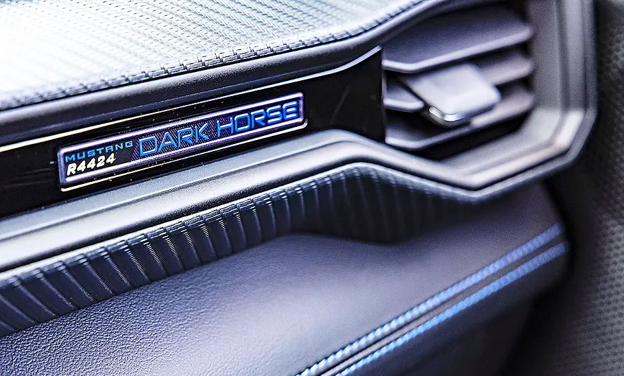 Blick auf die Armaturen im Innenraum des Ford Mustang Dark Horse.