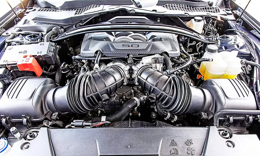 Blick in den Motorraum des Ford Mustang Dark Horse.