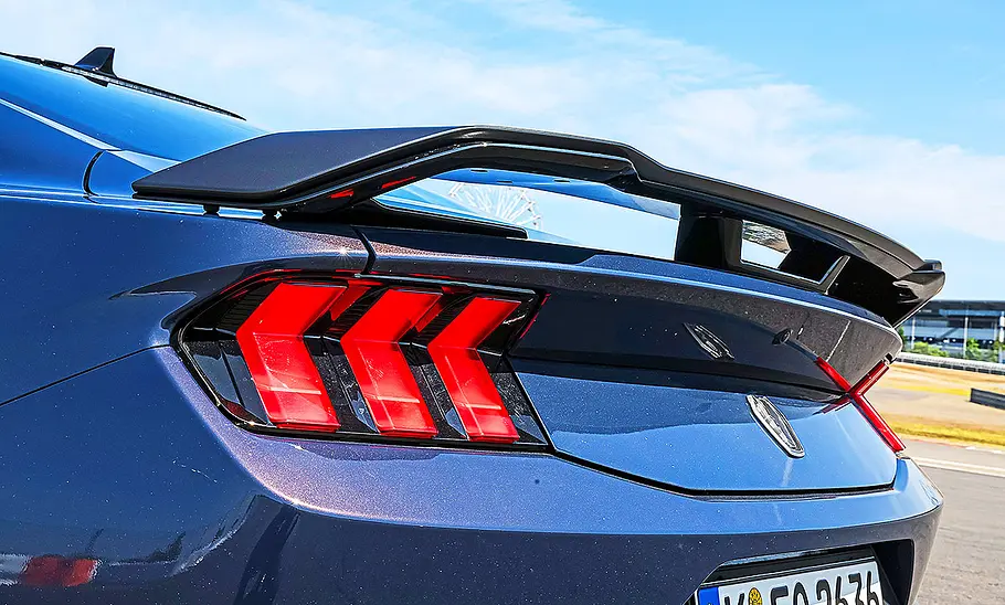 Blick auf die Heckpartie des Ford Mustang Dark Horse.