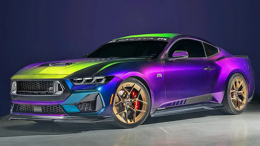 Der Ford Mustang Mystichrome von RTR stehend von schräg vorne