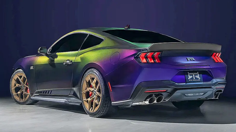 Der Ford Mustang Mystichrome von RTR stehend von schräg hinten