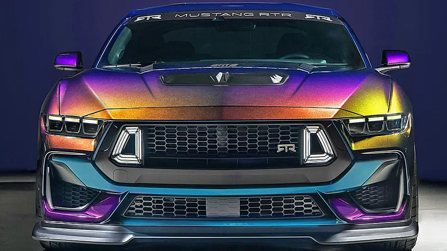 Der Ford Mustang Mystichrome von RTR stehend von vorne