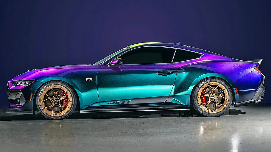 Der Ford Mustang Mystichrome von RTR stehend seitlich